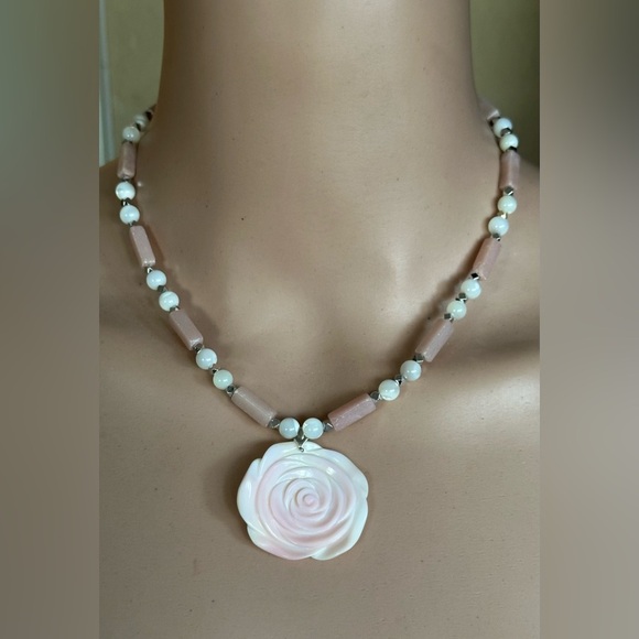 18 inch Mother of Pearl Choker and Pink Conch Shell bead necklace NWOT - Picture 13 of 13